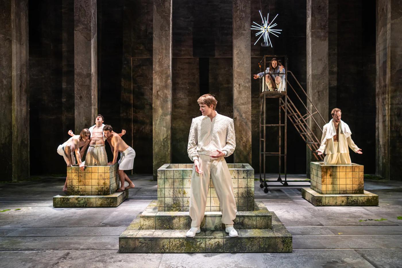 Scéna připomíná tovární halu – Pavel Neškudla (Pes), Filip Březina (Aktaión),
Radúz Mácha (Pes), Zdeněk Piškula (Apollón), Kateřina Měchurová (Amor),
Tomáš Havlínek (Kypariss)