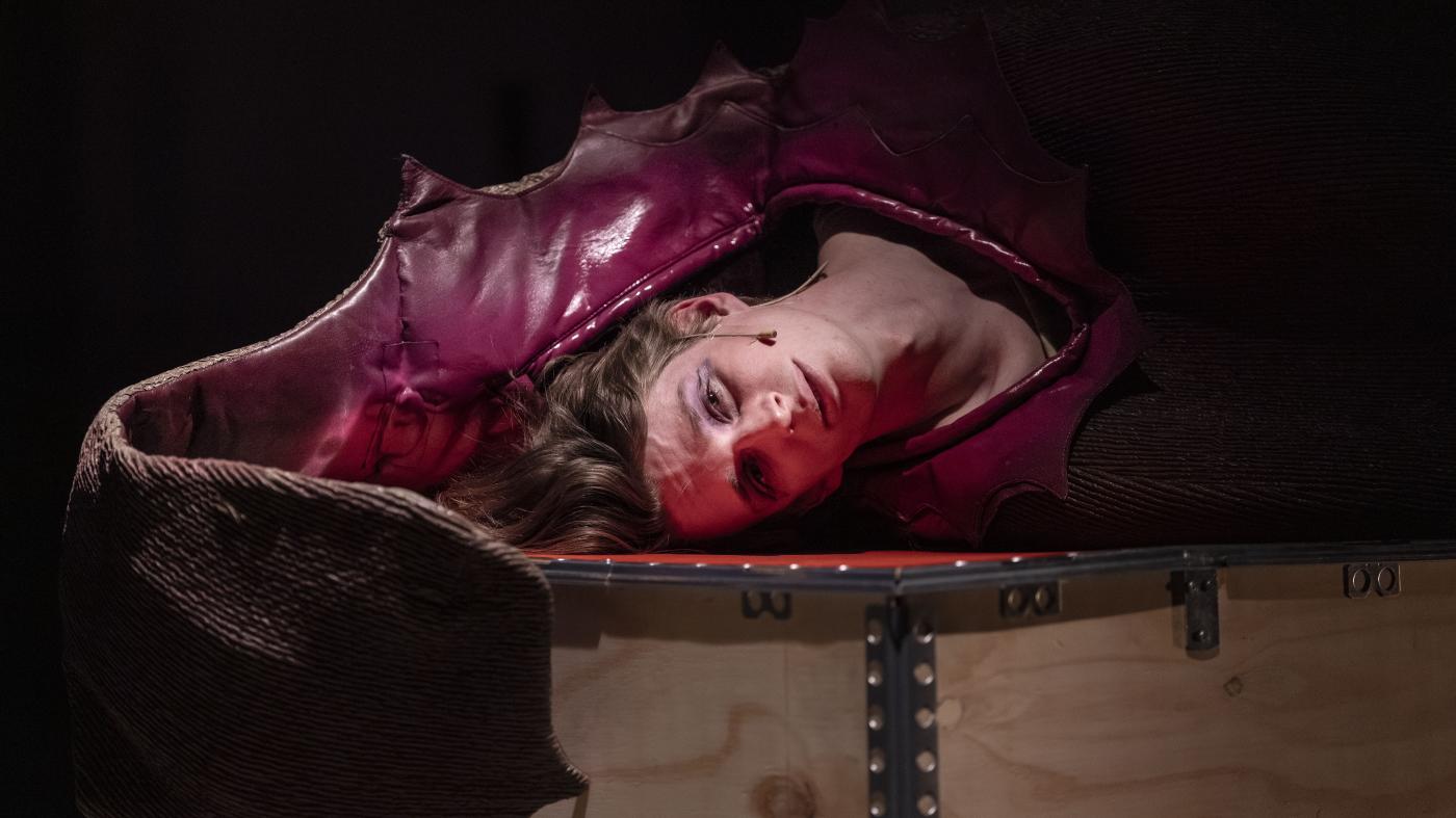 Vojtěch Hrabák, hlavní postava inscenace Kniha krve