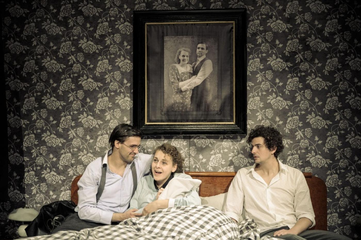 Manželé Čížkovi (Tomáš Váhala a Kateřina Kornhäuserová) s uprchlíkem Davidem Wienerem v podání Daniela Tomana