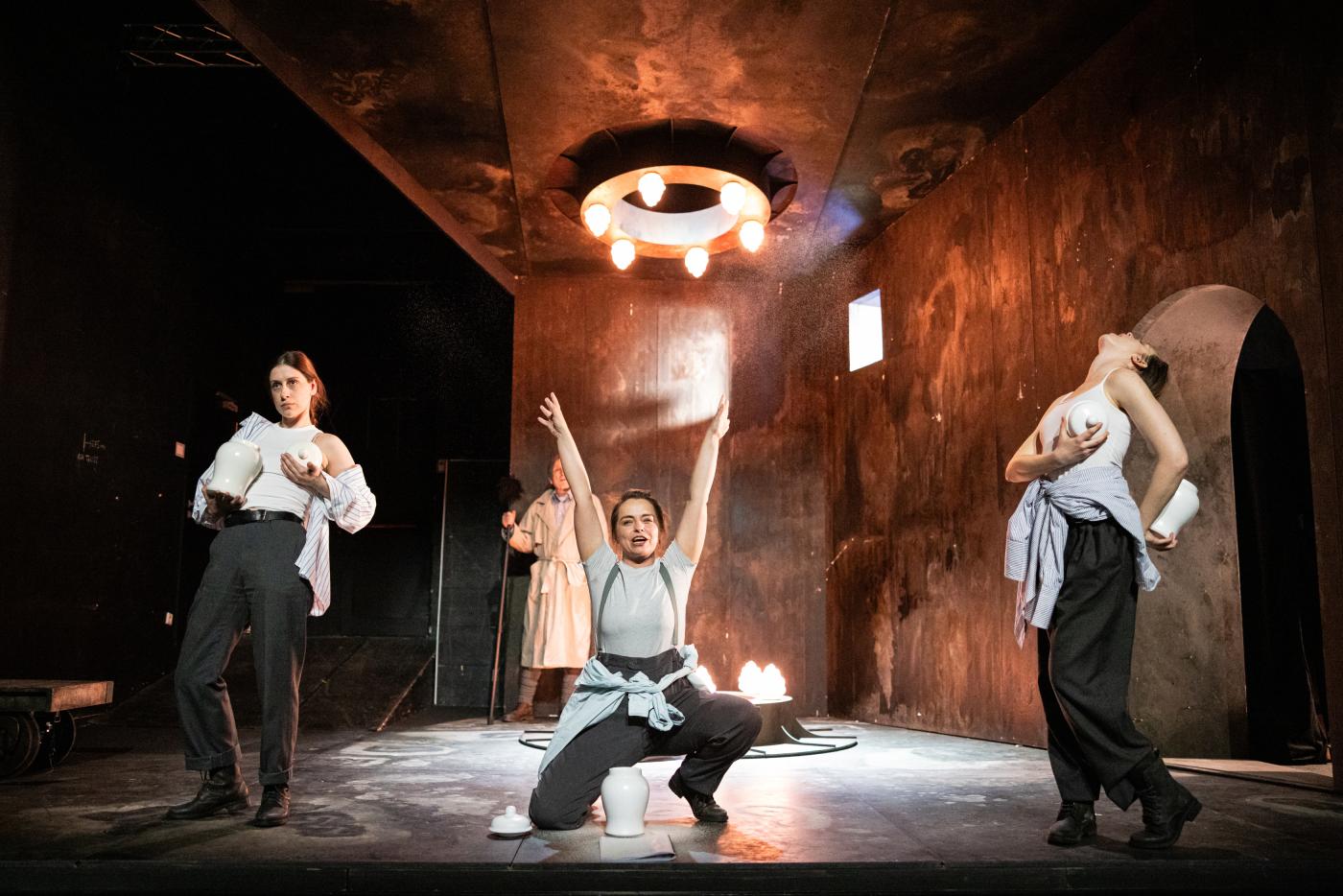 Marie Poulová, Pavla Beretová a Denisa Barešová
v inscenaci Don Quijote. Pustá země.