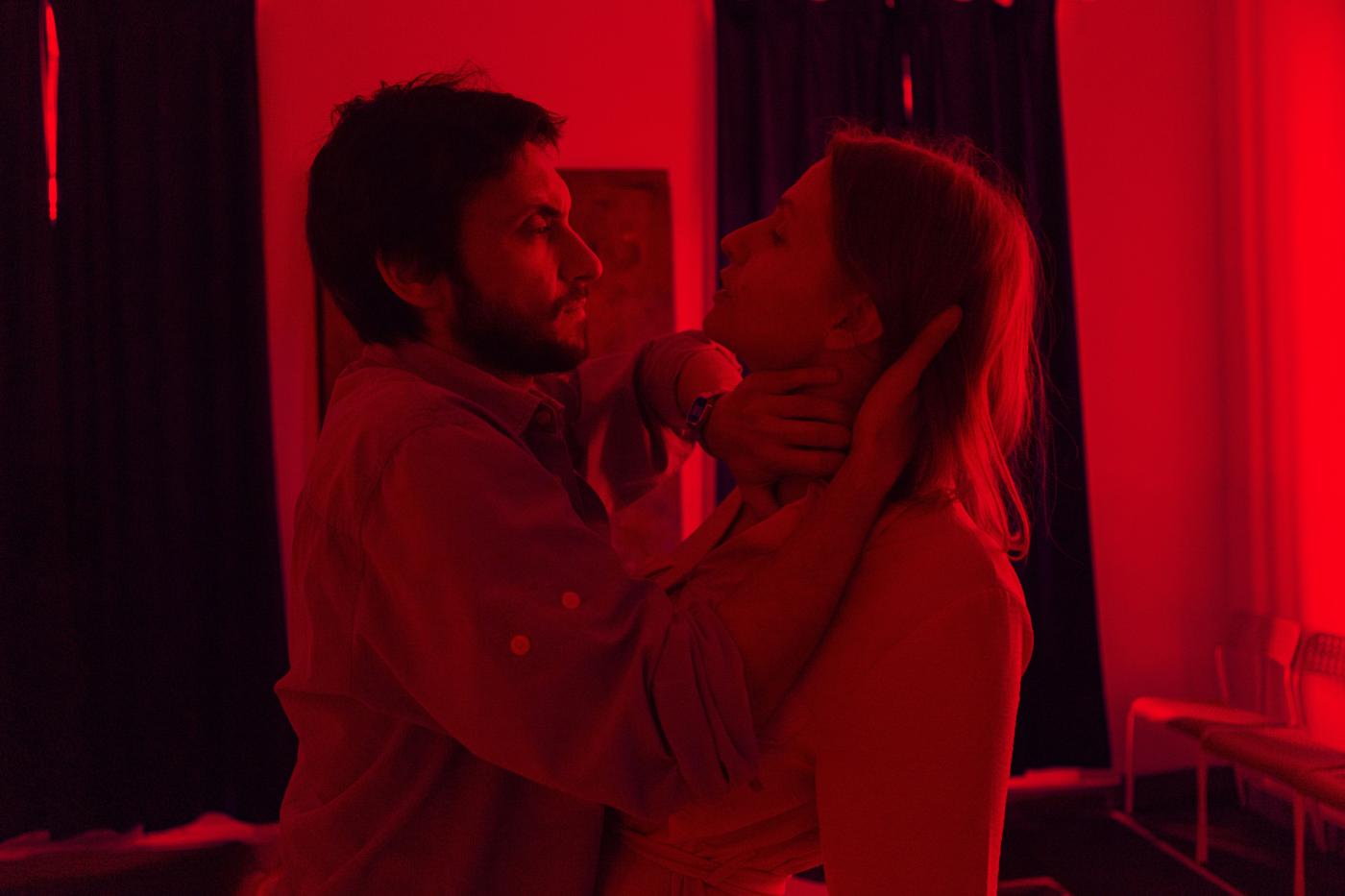 Rodiče (Milada Vyhnálková a Jiří Svoboda Spišák) hledají svého syna Davida, který nechce odletět se záchrannou výpravou ze Země a skrývá se