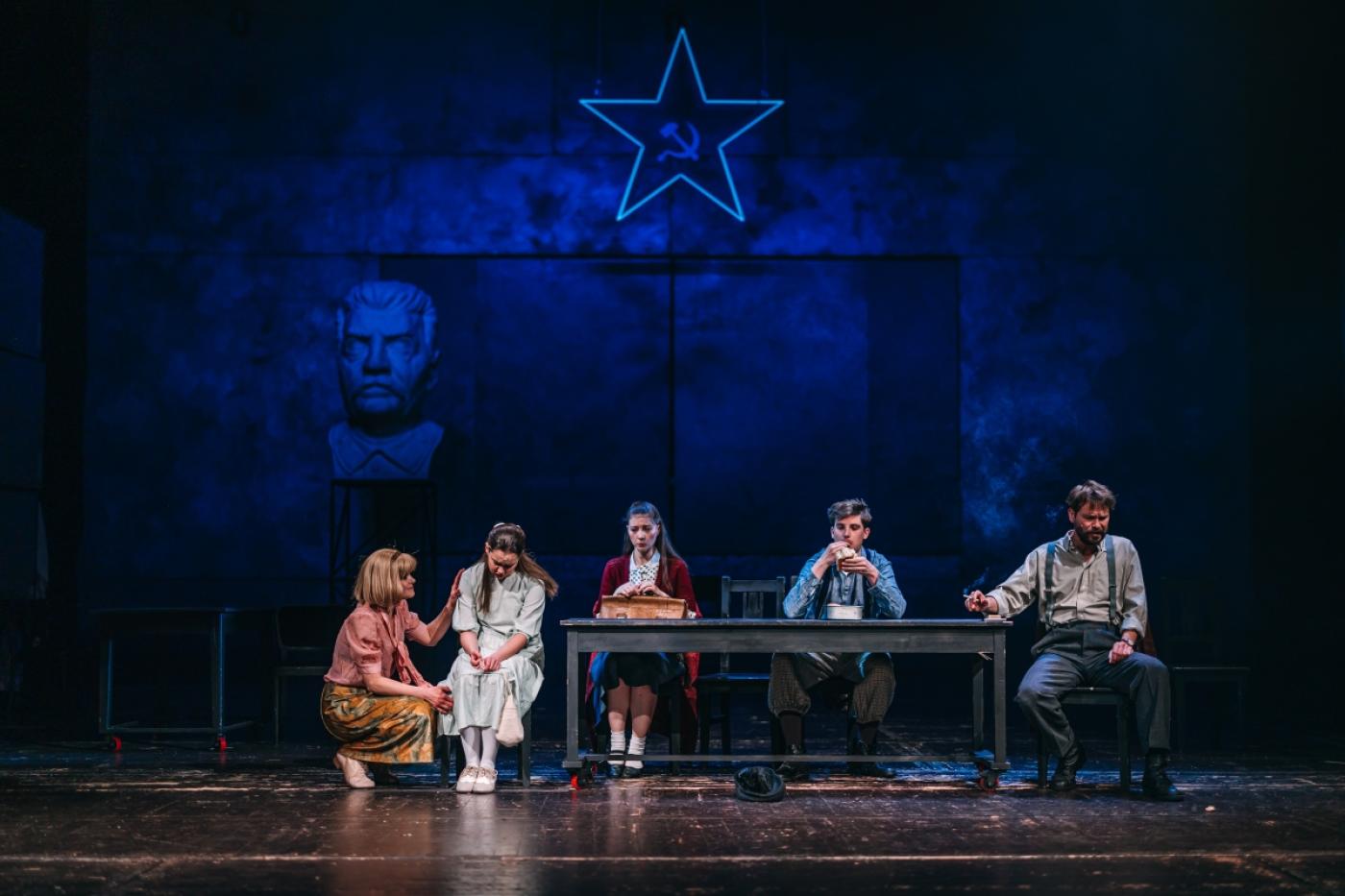 Divadlo na Vinohradech uvedlo Hanu Aleny Mornštajnové jako rodinný příběh na pozadí dramatické doby