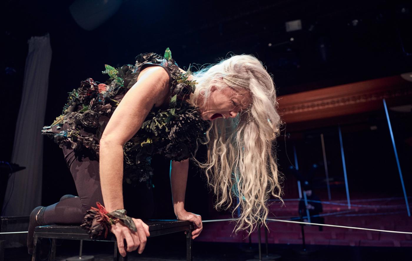 Lucie Trmíková v nové inscenaci Jana Nebeského Květy noci