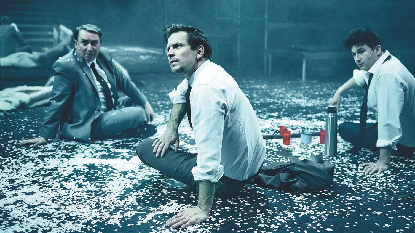 Petr Erbes, Boris Jedinák: Privatizace, Národní divadlo, zleva Robert Mikluš, Igor Orozovič, Šimon Krupa, české premiéry 30. a 31. ledna 2025 na Nové scéně