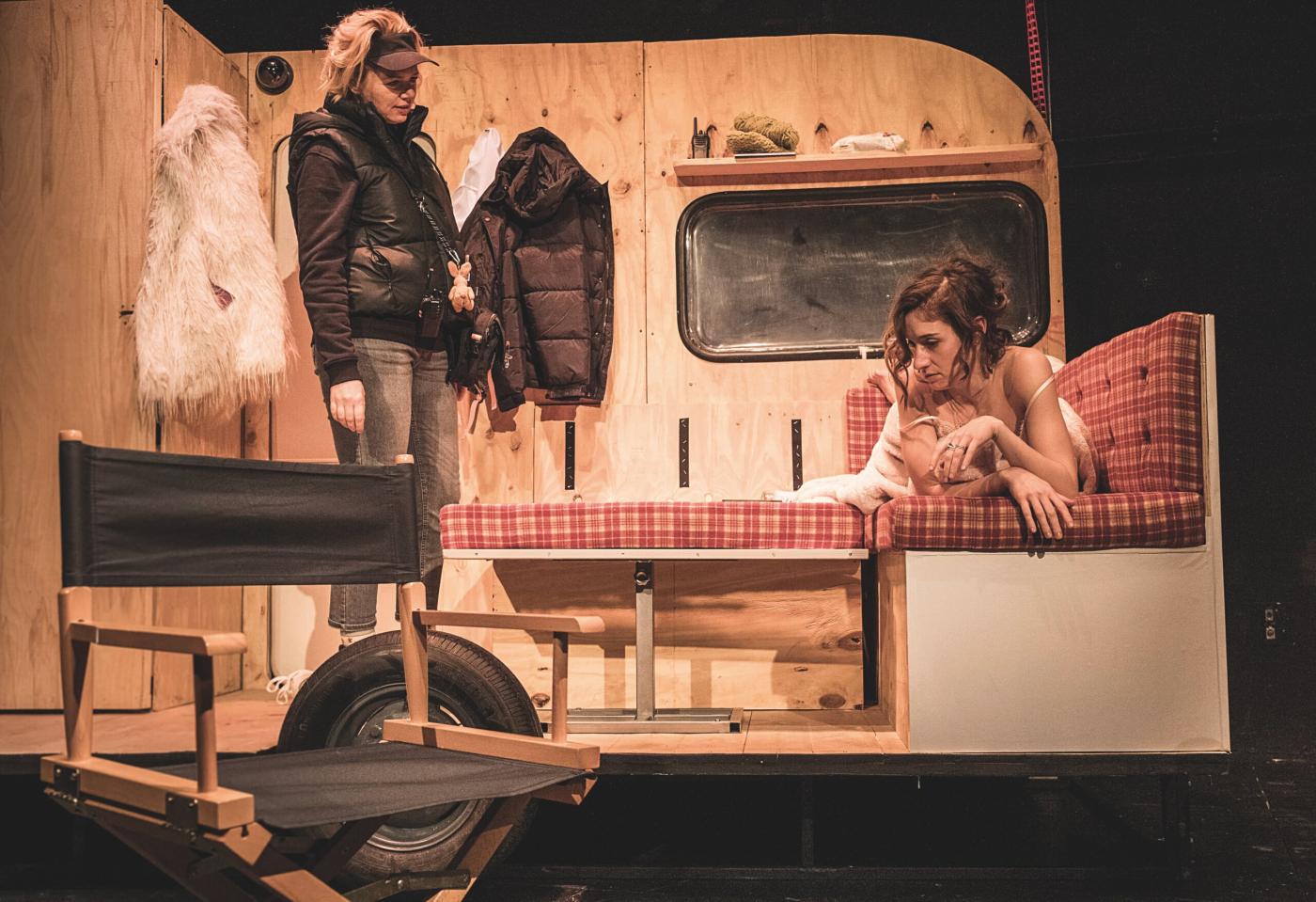 Lucie Žáčková a Marta Dancingerová v inscenaci Heda Gablerová - naostro