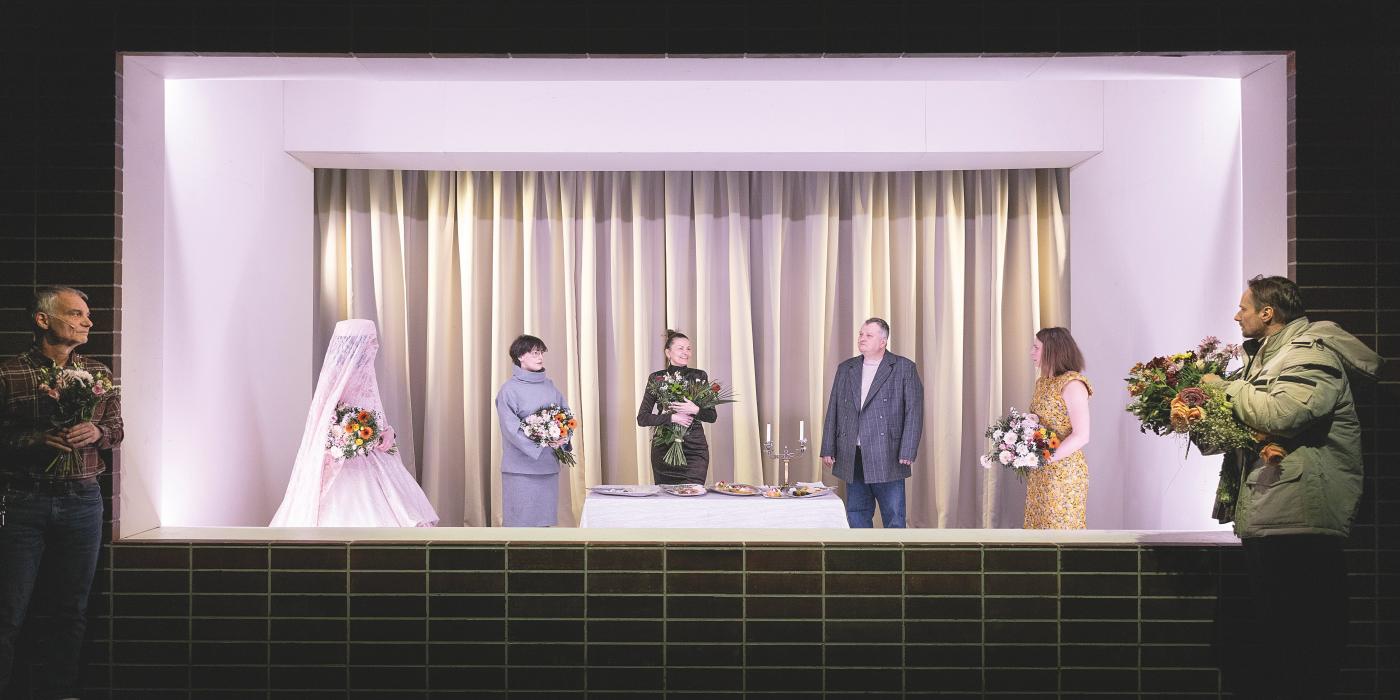 Autorem scénografie k inscenaci Krkavců je Dragan Stojčevski