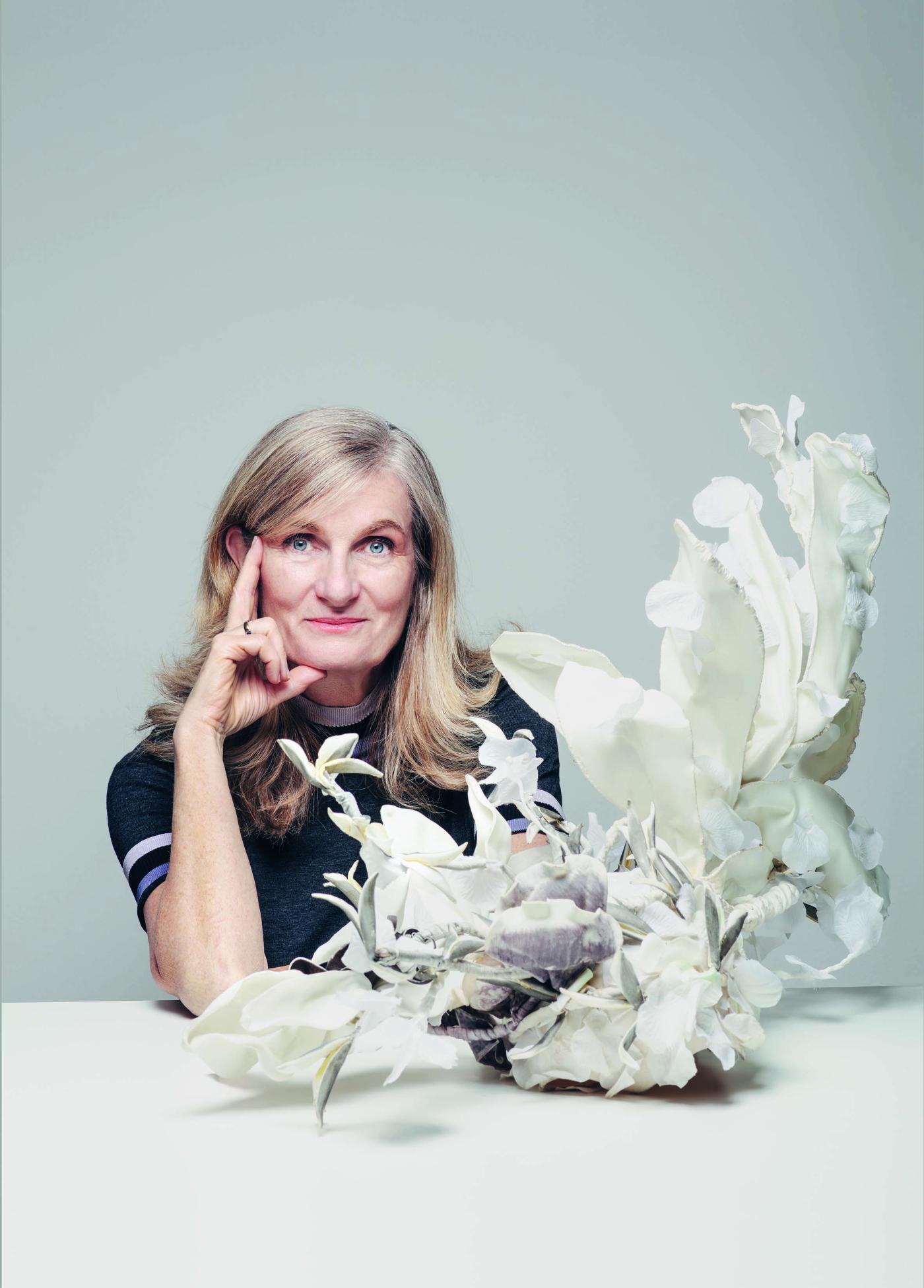 Simona Rybáková s náhlavcem pro pro roli Niny, kterou hrála Marie Poulová v inscenaci Racka (režie SKUTR, Divadlo v Dlouhé, premiéra 25. května 2017)