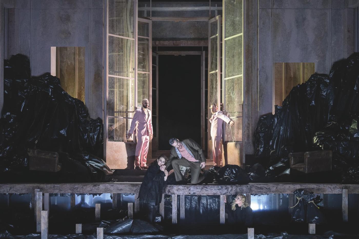 Zdevastovaná scéna Paula Zollera odpovídá ponurému tématu