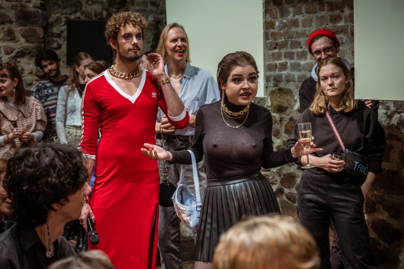 Z pohlavního života našeho lidu, v pozadí Daniela Špinar