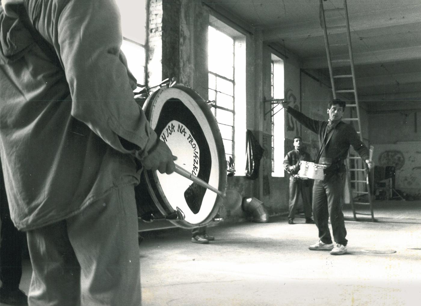 Z přípravy Cesty do Delf I, zkouška na performanci Evropa! Evropa! v prázdné tovární hale v Århusu – Ivan Urbánek a v pozadí Jan Kolařík