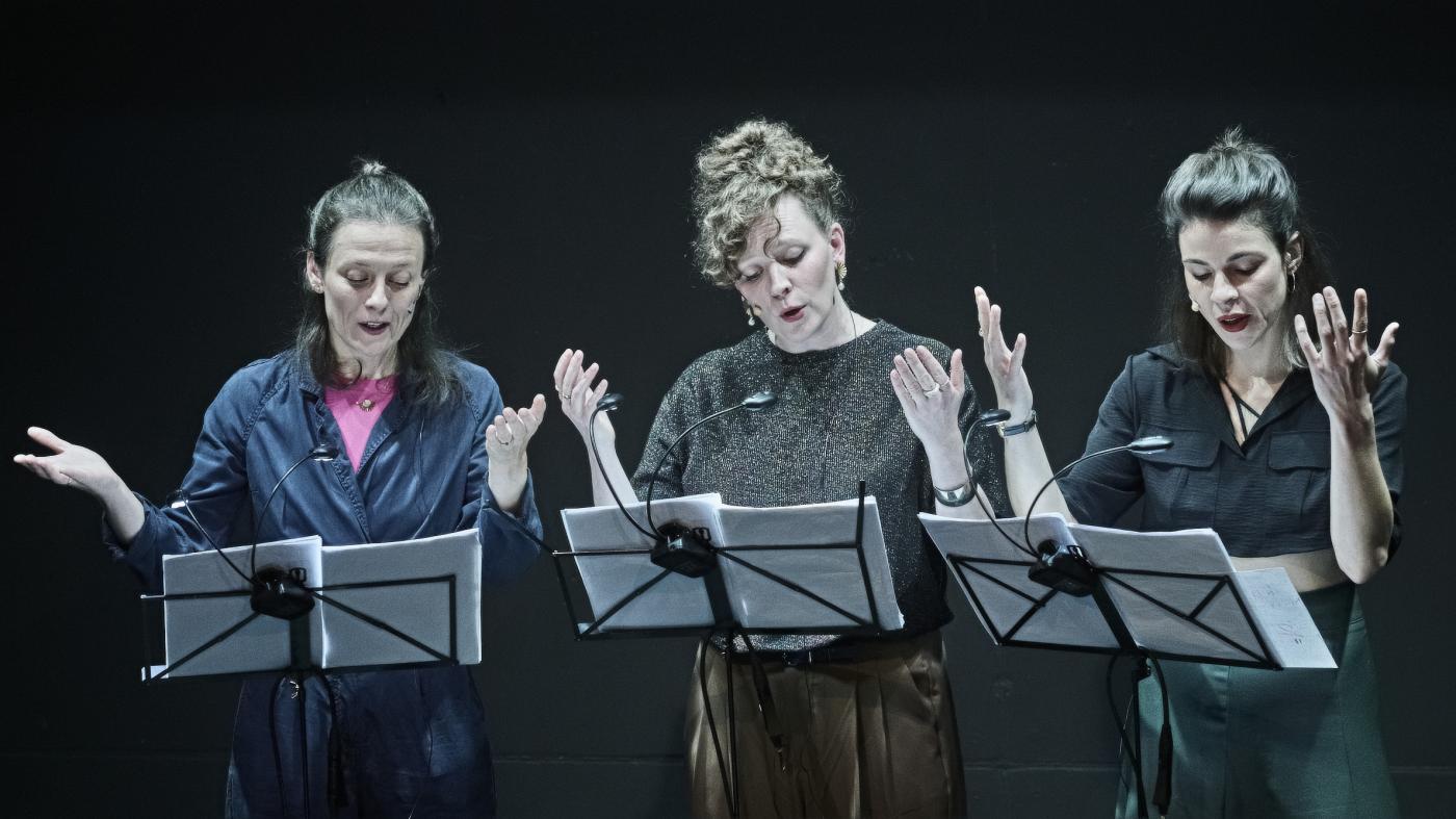 Matko Boží, vyžeň Putina – performerky Vendula Holičková, Bára Mišíková a Kateřina Císařová