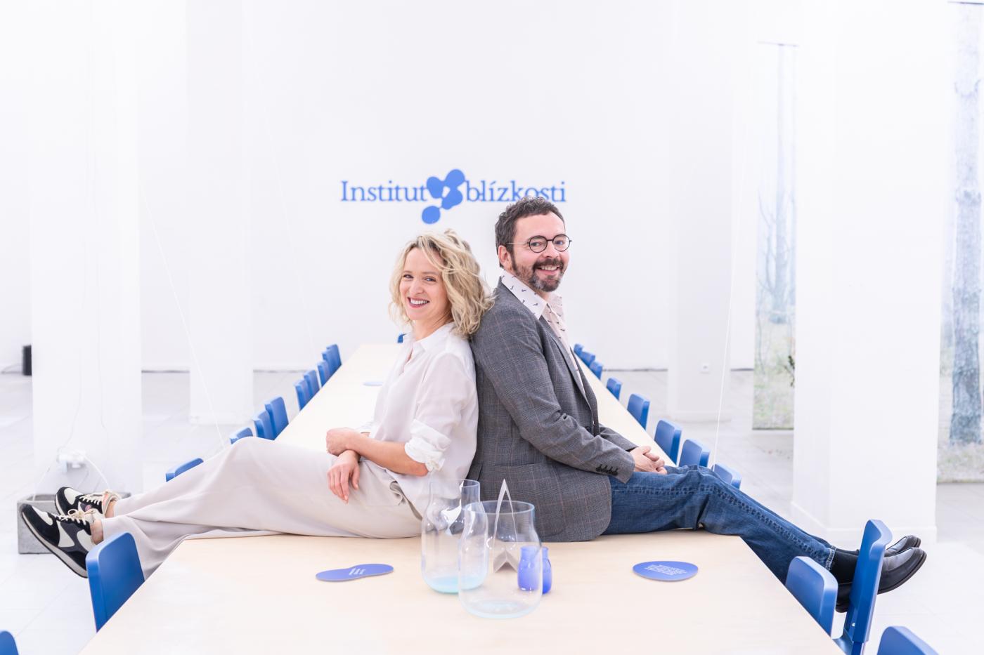 Ředitelka organizace MILA a autorka konceptu výstavy Simona Bagarová a scénograf Marek Cpin