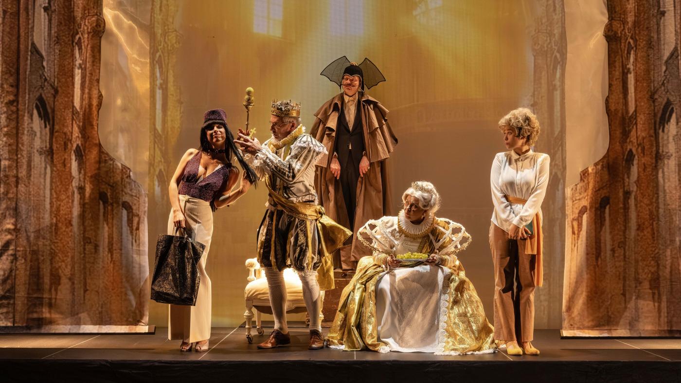 Hradecká inscenace prostřednictvím kostýmů vědomě připomíná oblíbený seriál