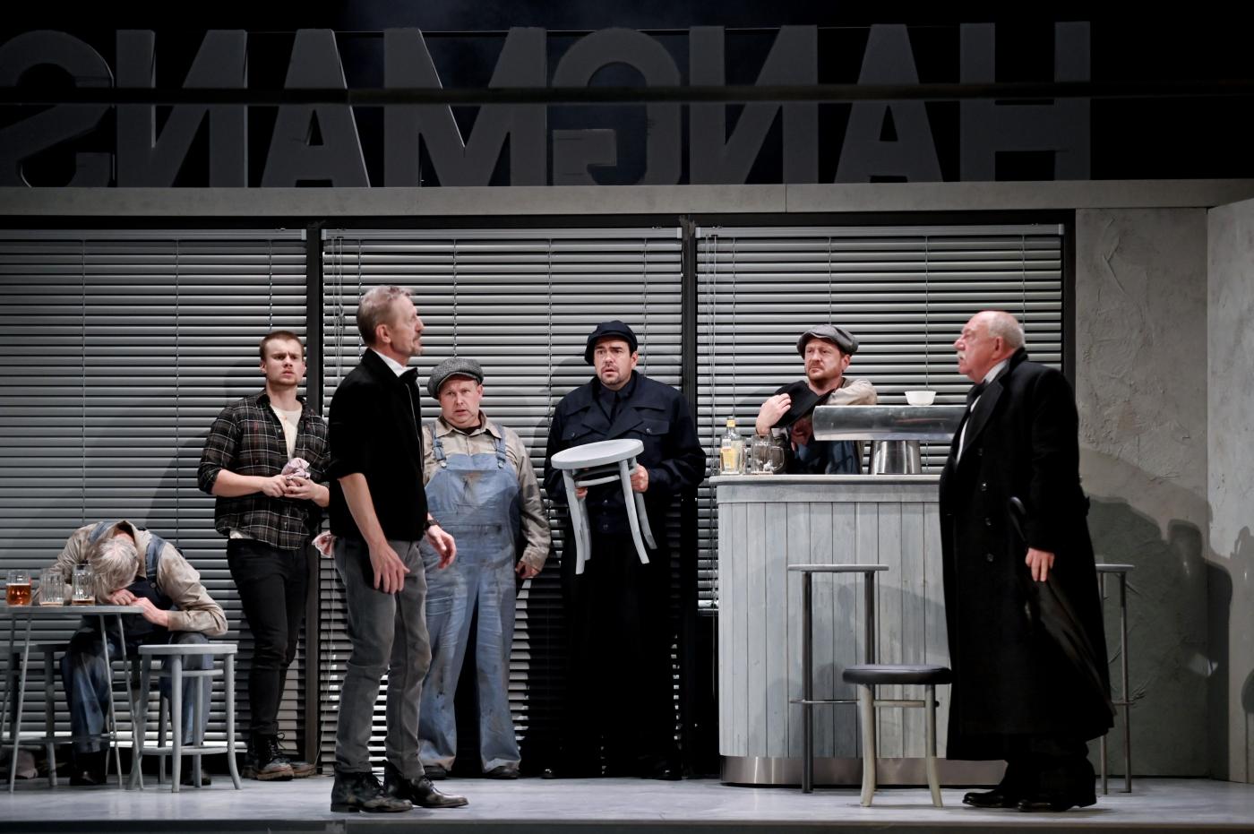 Svérázná tragikomedie McDonaghanových Katů v Moravském divadle Olomouc