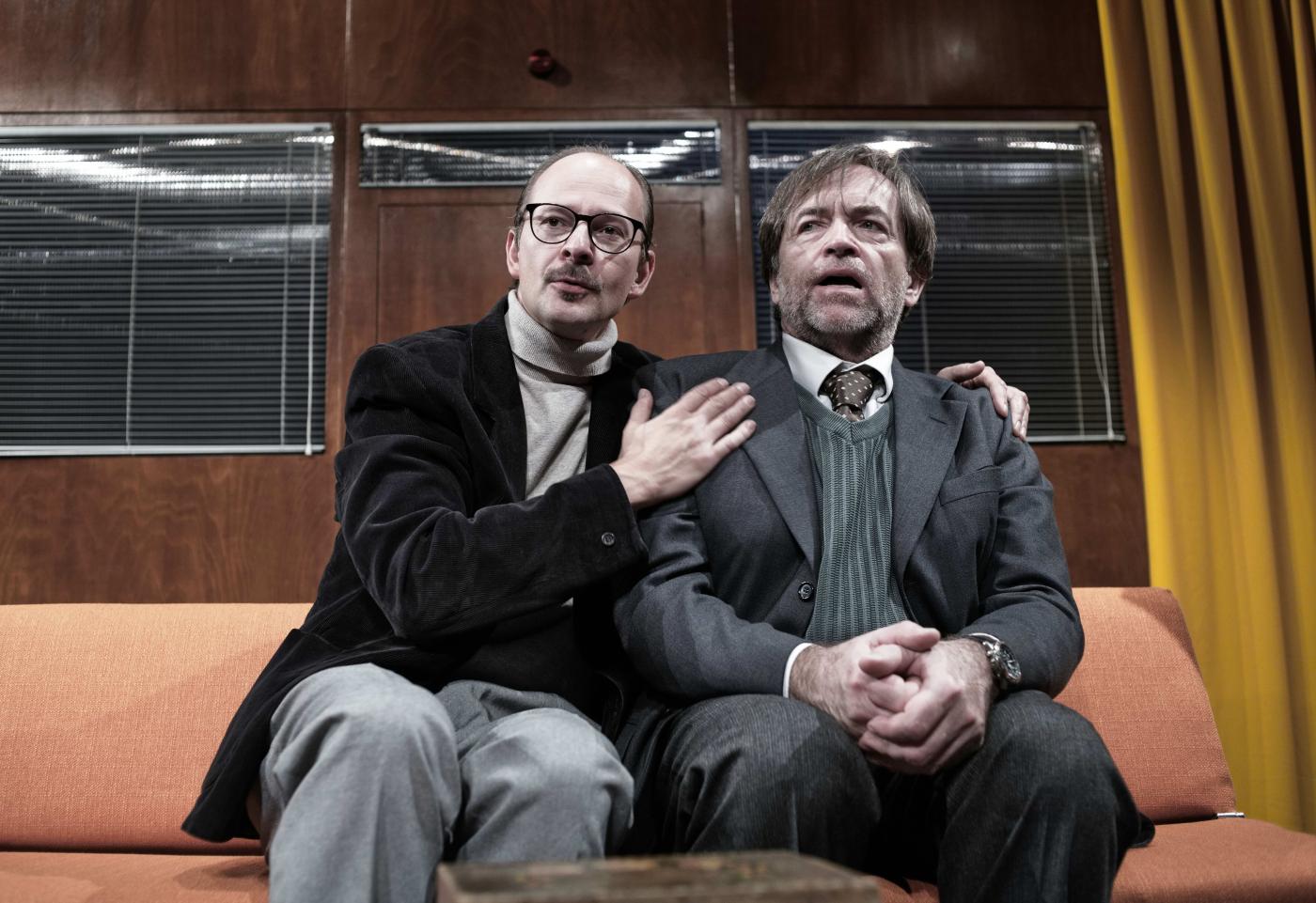 Vilém Udatný jako ředitel Gross a Radek Valenta v roli Baláše