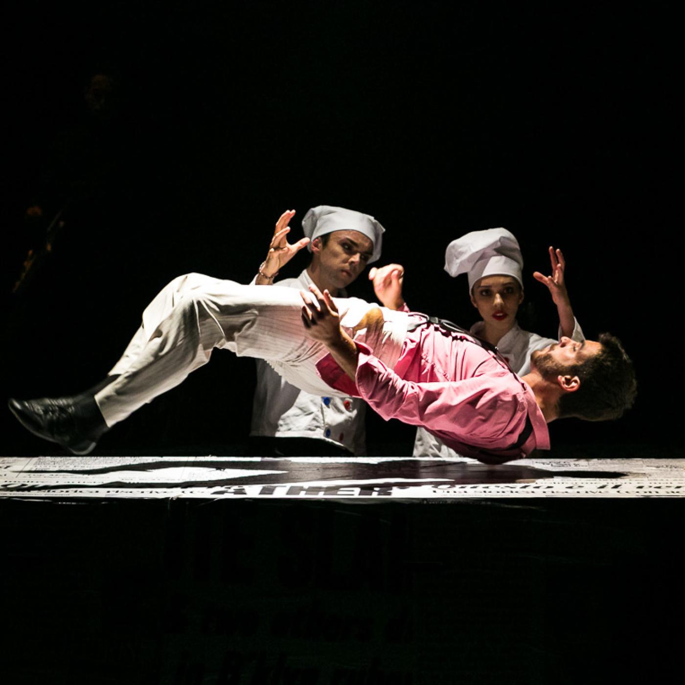 Poslední večeře, první celovečerní inscenace souboru spojující tanec a vtip