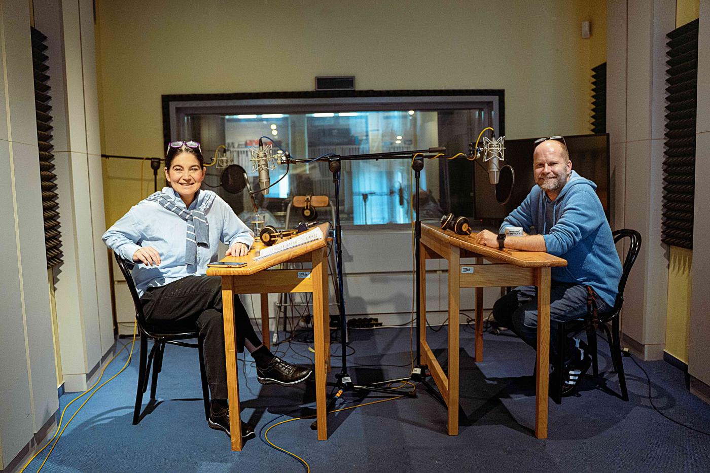 Veronika Bednářová s Danielem Hrbkem během nahrávání podcastu ve studiu Švandova divadla.