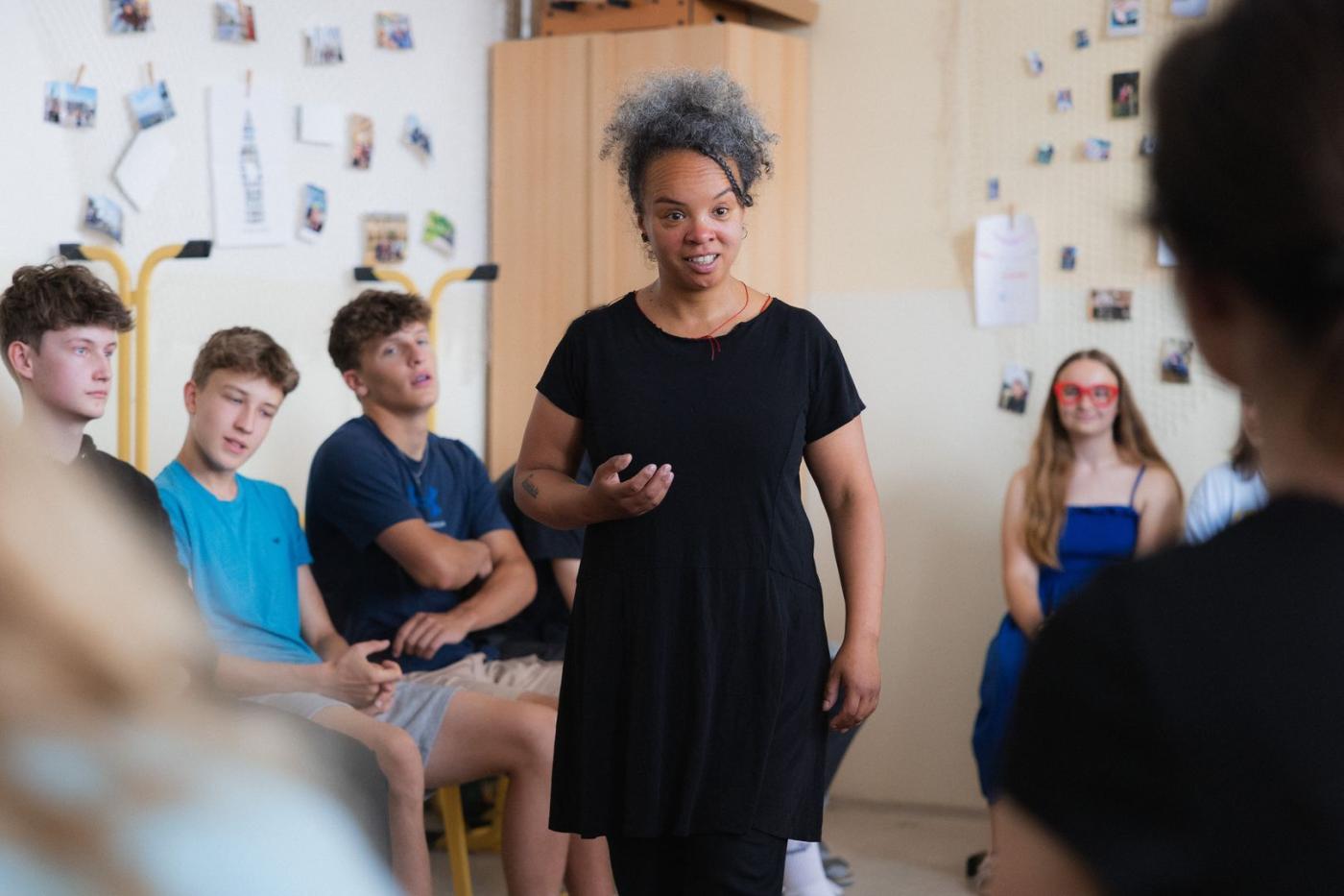 Performance Jak vytáhnout kořeny je postavena na přímém kontaktu s diváky