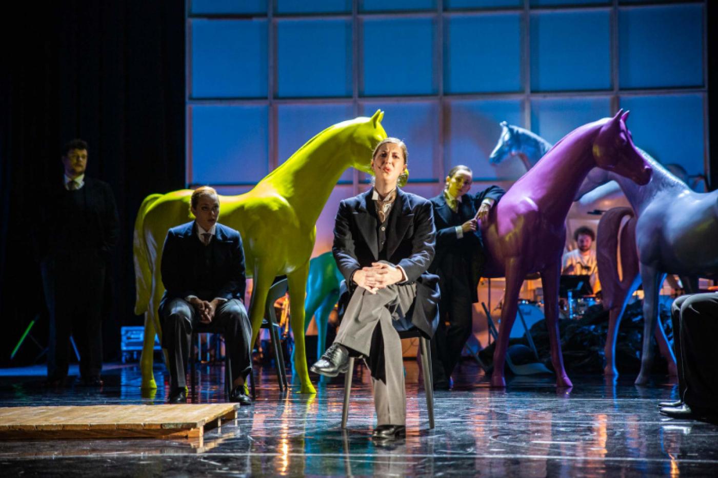 Hlavními symboly scénického řešení jsou koně, kteří byli Masarykovou velkou vášní