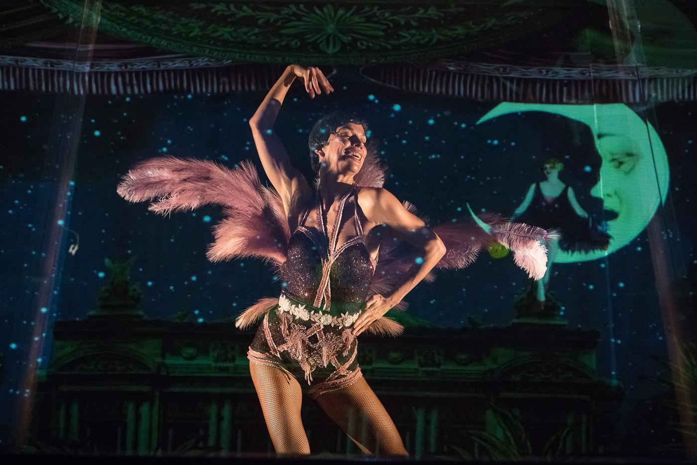 Exotická kráska Josephine Baker (Radka Pavlovčinová) je sice na scéně obdivována, ale v civilu je ve společnosti outsiderem