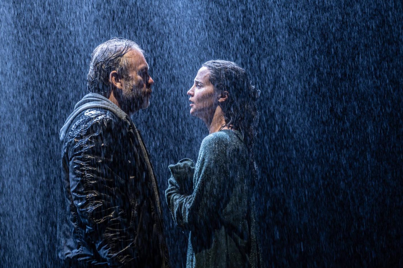 The Lady from the Sea v Bridge Theatre – Alicia Vikander a Brendan Cowell v hustém scénickém dešti
a