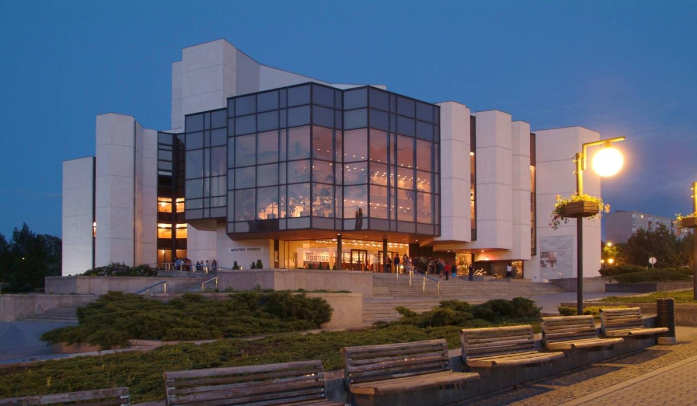 Moderní budova mosteckého divadla vznikla v osmdesátých letech minulého století