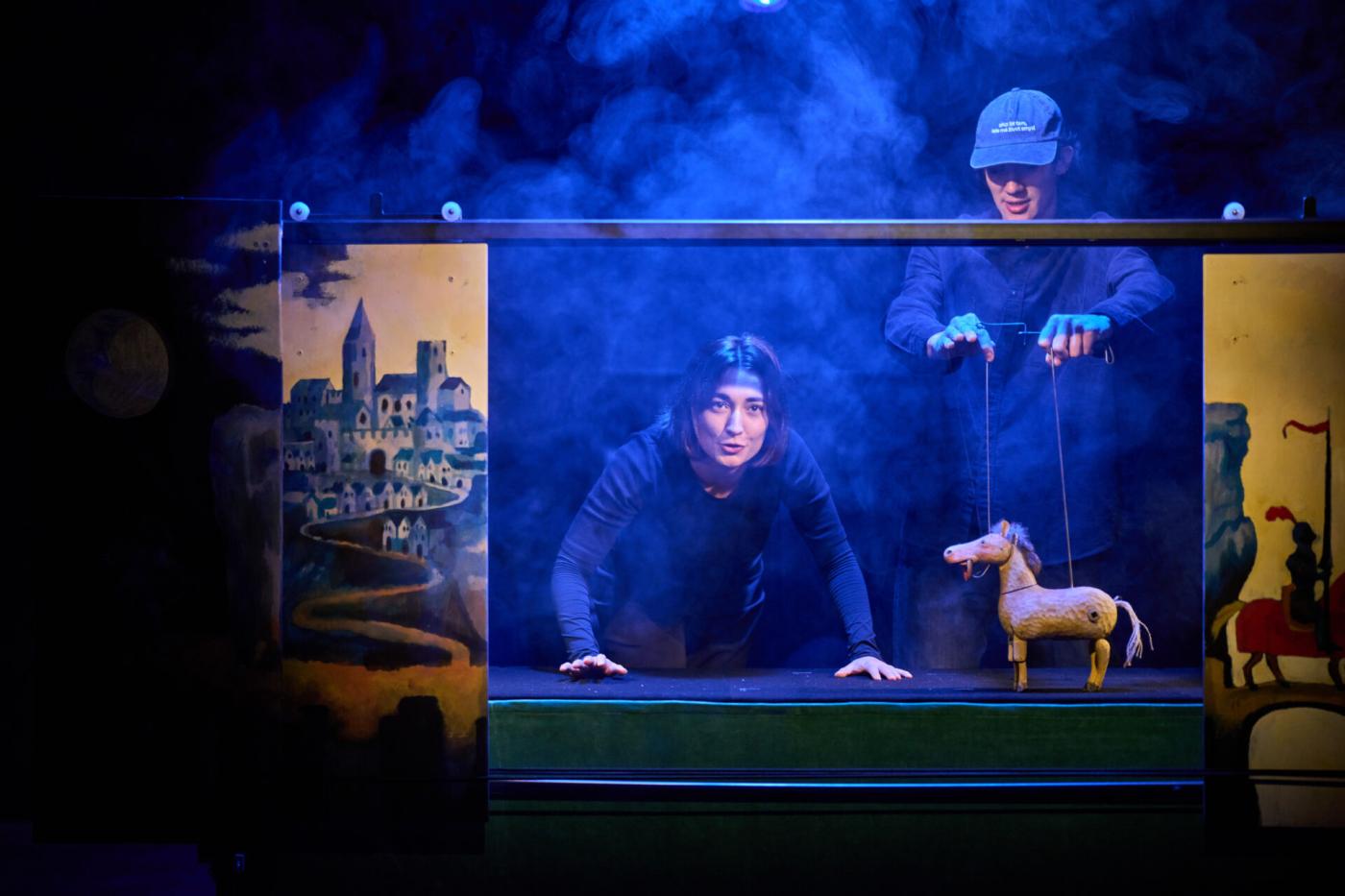 Jedním z hrdinů pohádkového příběhu o emancipované princezně je mluvící kůň, dobrák a hyperaktivní popleta