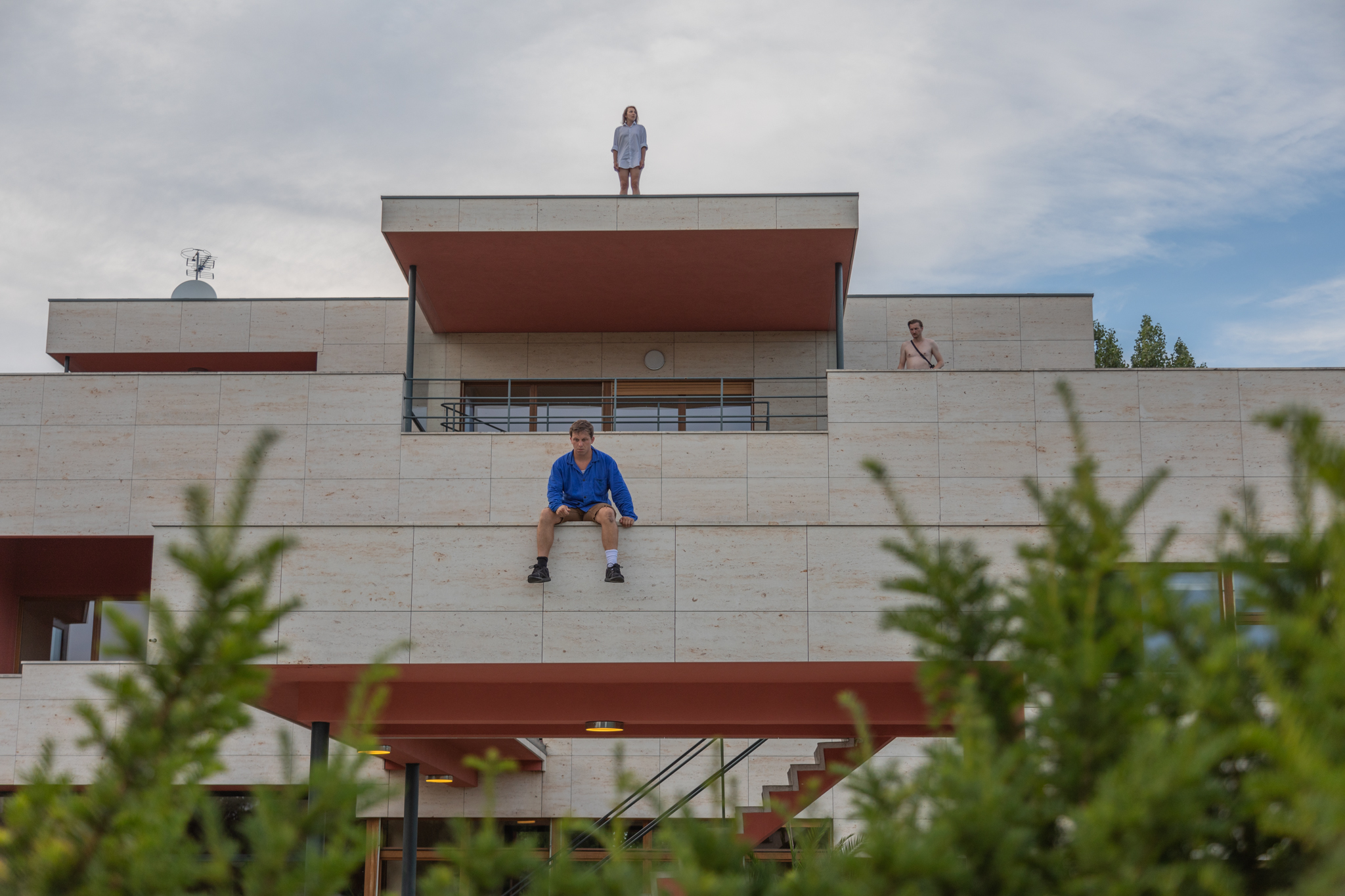 Do Volmanovy vily v Čelákovicích se podívali diváci s performery spolku Pomezí v inscenaci Malvína