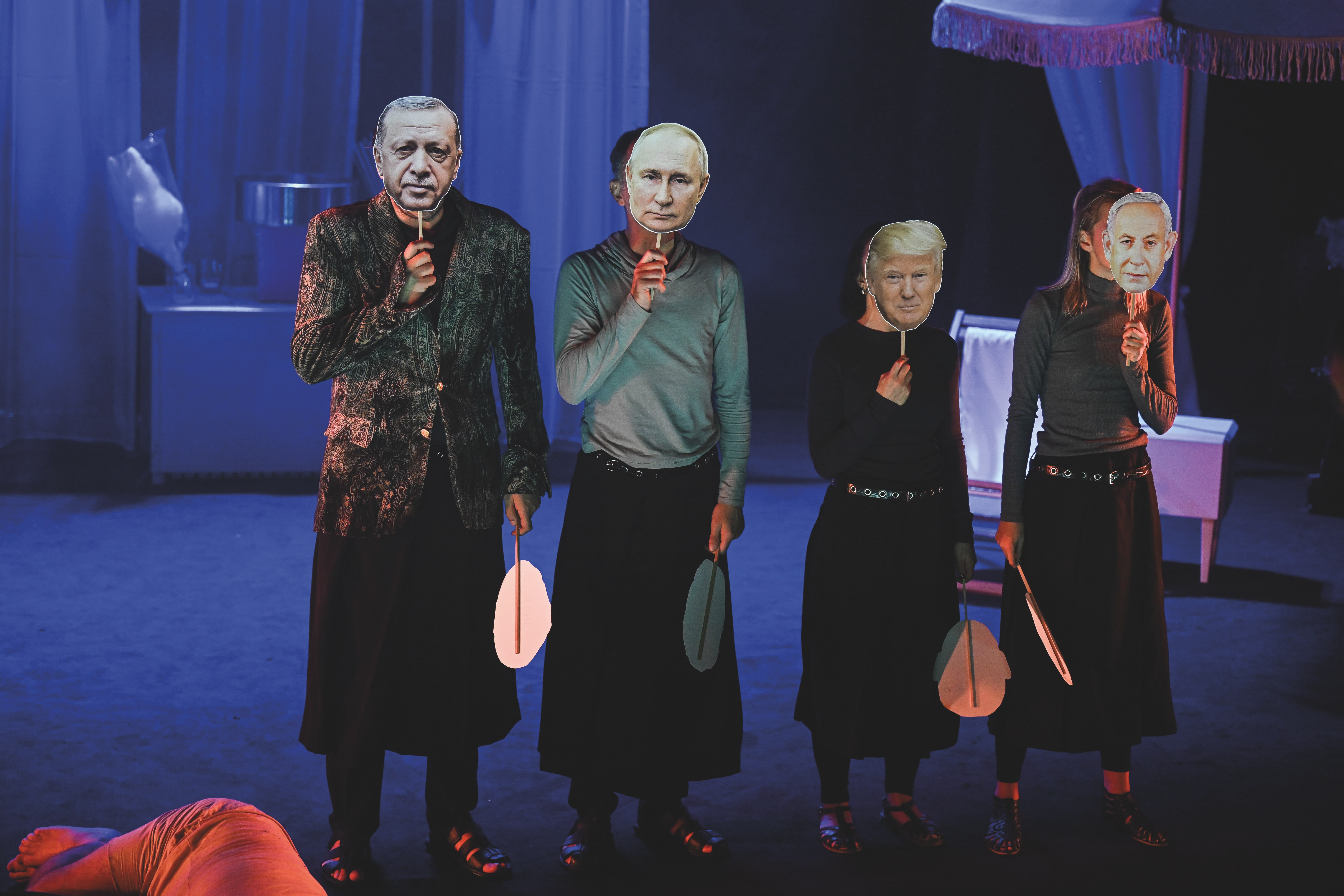 Na přehlídce Kosovo Albania Theatre Showcase představilo spolupořádající divadlo z Prištiny
Quendra Multimedia původní albánskou hru Šest proti Turkům Jetona Neziraje