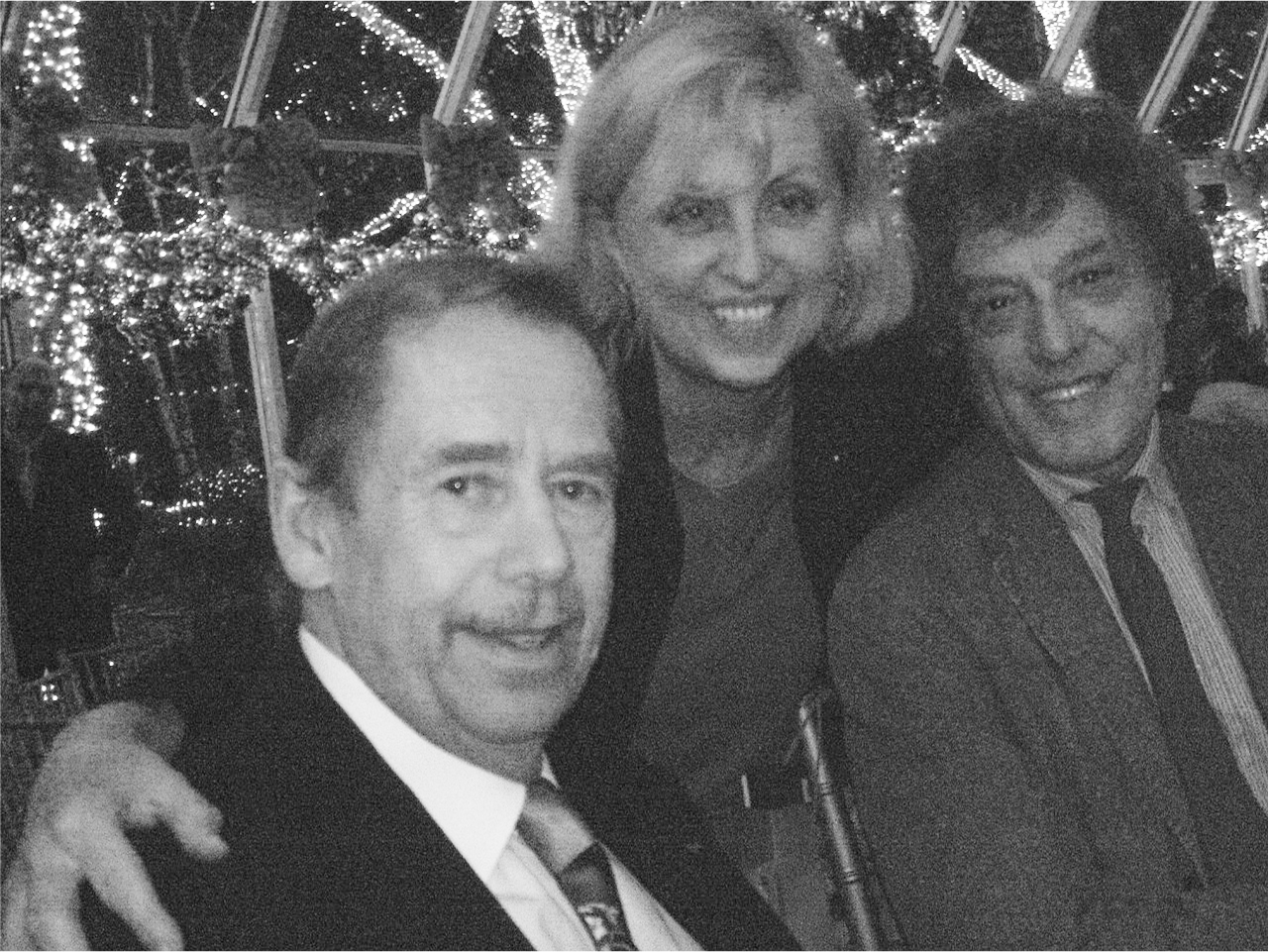 Václav Havel, Jitka Sloupová a Tom Stoppard po newyorské premiéře Stoppardovy hry Pobřeží Utopie: Plavba v Lincoln Center v listopadu 2006