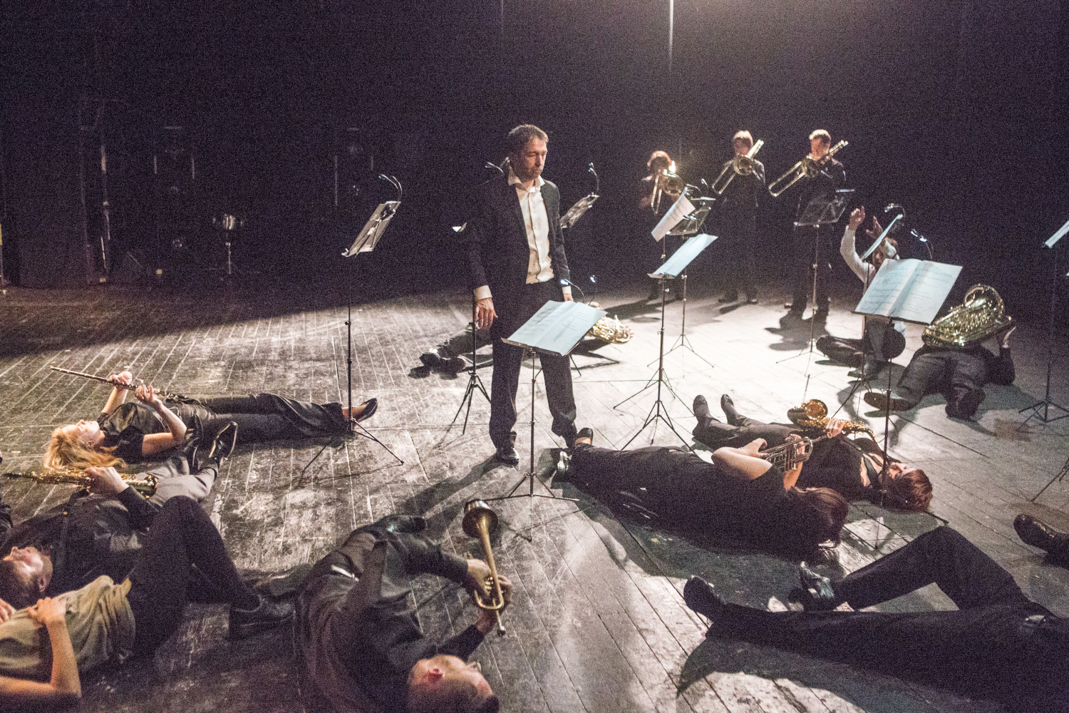 Rezonance na pěší vzdálenost, originální kompozice Jana Trojana pro žestě a elektroniku v choreografii Nataši Novotné - 420PEOPLE, Orchestr Berg, 2016