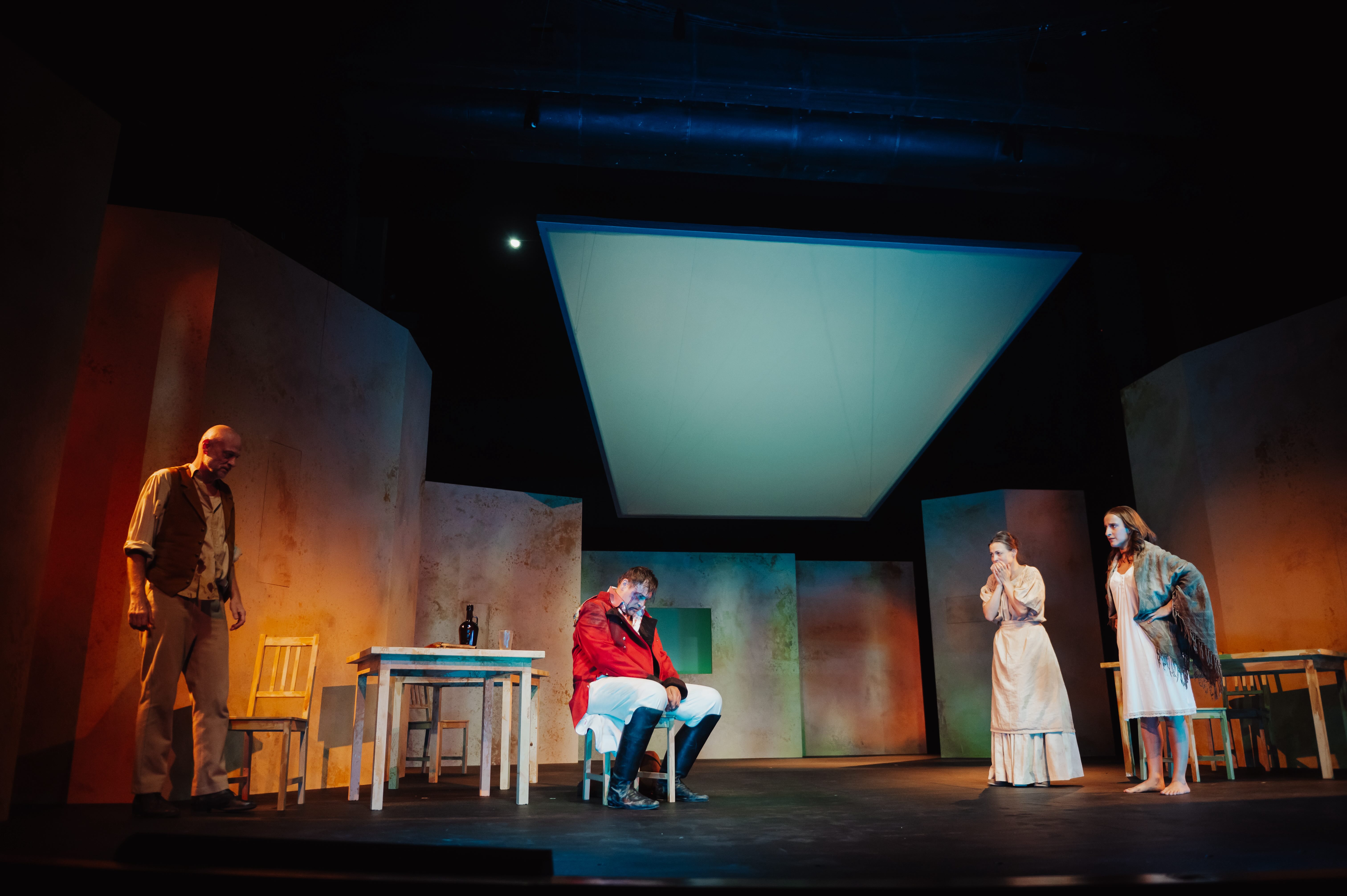 Igor Ondříček (Jamie Cregan), Petr Štěpán (Cornelius Melody), Radka Coufalová (Nora Melodyová), Kristýna Daňhelová (Sára Melodyová)
v inscenaci Hany Burešové