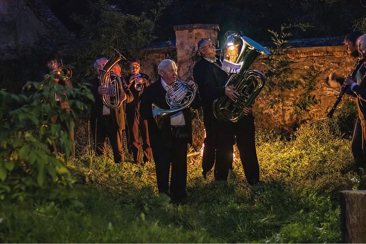 Performanci provázel dechový orchestr složený z místních muzikantů pod vedením Tomáše Vtípila.