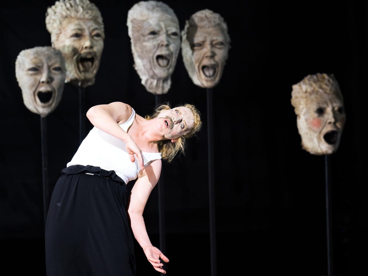 Lina Beckmann jako Laios v inscenaci Schauspielhaus Hamburg